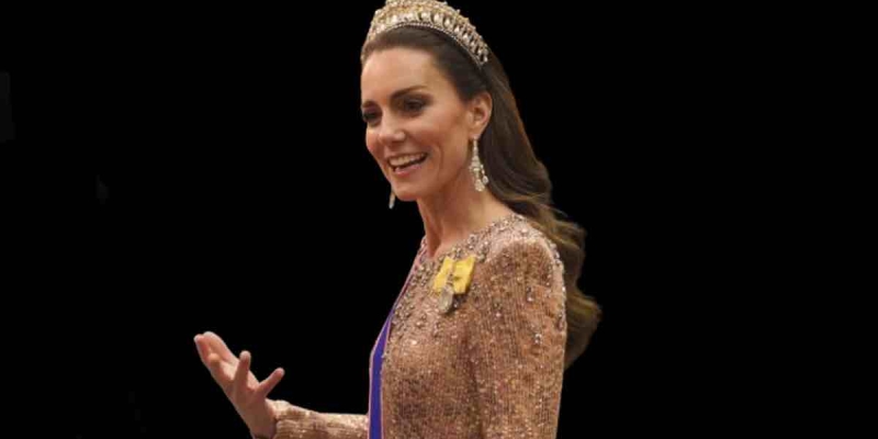 Kate Middleton'un Altın Elbisesi Ve Pırlantaları Göz Kamaştırdı!