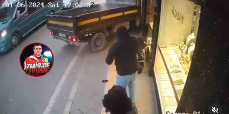 İzmir Buca'da Feci Kaza! Kamyonet Kaldırımdaki Yayalara Çarptı! 4 Yaralı! 