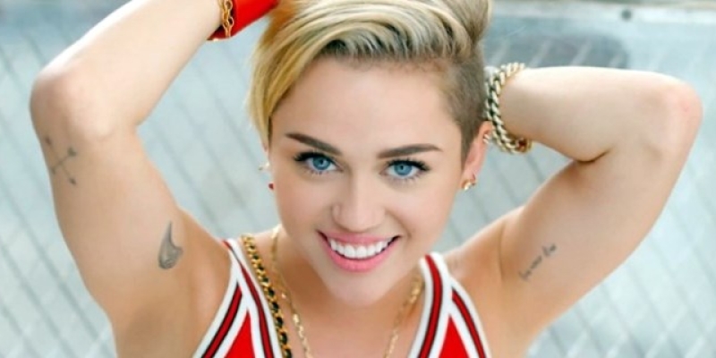 Miley Cyrus'tan Olay Tweet! 