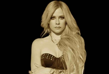 Avril Lavigne Kendisinden 13 Yaş Küçük Sevgilisiyle Yakalandı!