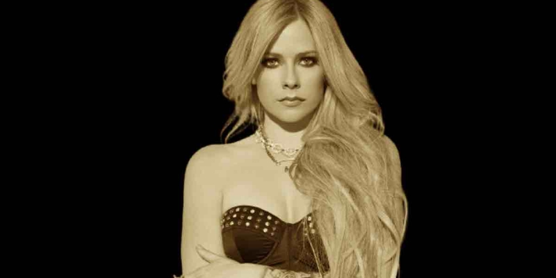 Avril Lavigne Kendisinden 13 Yaş Küçük Sevgilisiyle Yakalandı!