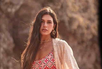 Sibil Çetinkaya'nın Bikinili Samos Paylaşımı Beğeni Topladı! Yunanistan'ın Güzellik Oranı Seninde Arttı!