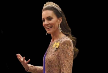 Kate Middleton'un Altın Elbisesi Ve Pırlantaları Göz Kamaştırdı!