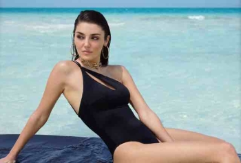 Hande Erçel'in Beyaz Elbiseli Santorini Paylaşımı Beğeni Topladı! Su Gibisin!