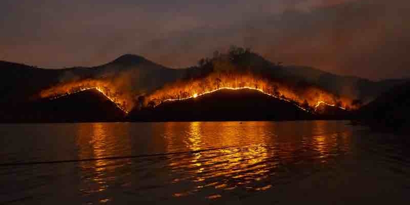 Antalya'da Eş Zamanlı İki Orman Yangını Tespit Edildi! 