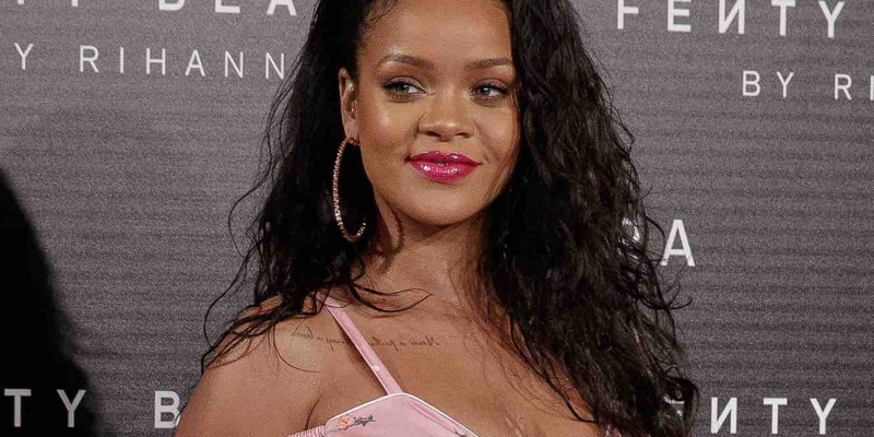 Rihanna Instagram'dan Yaptığı Paylaşımla Salladı! 