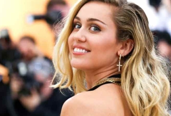 Miley Cyrus'tan Kışkırtıcı Video! 