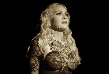 Madonna Konserinde Yine Sahnede Düştü! 