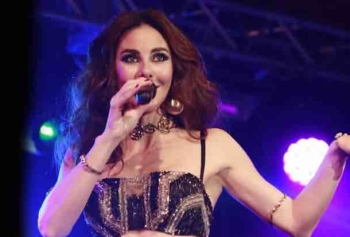Defne Samyeli 2023'e Kıbrıs'ta Verdiği Konser İle Girdi! İddialı Sahne Kostümü Beğeni Topladı!