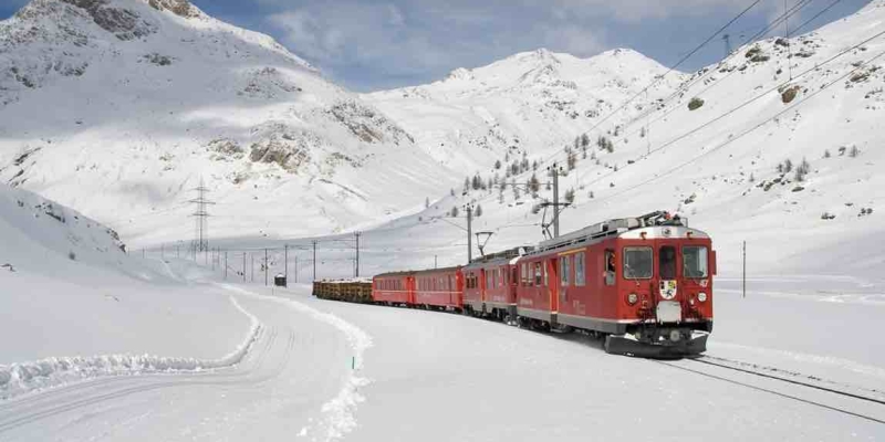 İsviçre'de Sudan Ucuza Satılık Tren! Lokomotif Ve 2 Vagon İle Birlikte Satılıyor! 