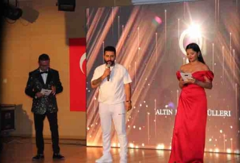 Emrah Şahin Düzenlediği Ödül Töreniyle İzmir'i Salladı!