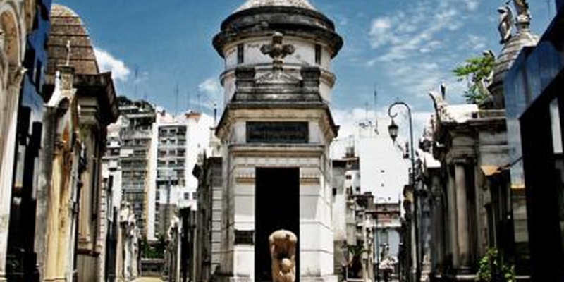 Arjantin'de Sadece Milyonerin Gömüldüğü Mezarlık! 