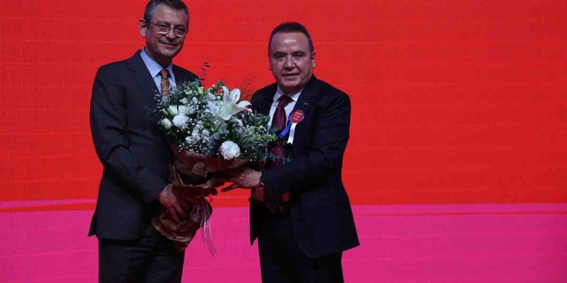 CHP Lideri Özgür Özel'den Antalya Büyükşehir Belediye Başkanı Muhittin Böcek Açıklaması '5 Yılı Daha Hakediyor!'