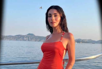 Özge Yağız'ın Bikinili Tekne Paylaşımı Beğeni Topladı! Yatta Bir Peri Kızı!