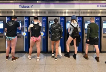 Londra'da 'Pantolonsuz Metro Günü' Eğlencesi! Pandemiden Sonra İlk Kez Kutlandı!