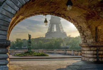 Paris'in Eyfel Kulesi Dibinde Tecavüz Skandalı! Dünyada Gündem Oldu!