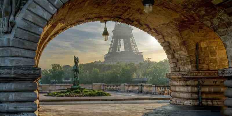 Paris'in Eyfel Kulesi Dibinde Tecavüz Skandalı! Dünyada Gündem Oldu!