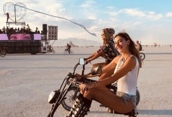 Şeyma Subaşı İle Sevgilisi Mohammed Alsaloussi'den Burning Man Pozları! 