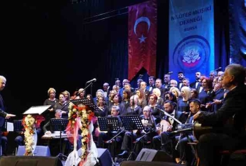 Nilüfer Musiki Derneği Emel Sayın Şarkılarıyla Dinleyenleri Mest Etti!