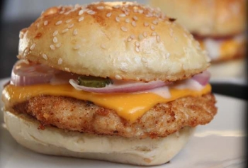 Çıtır Tavuk Burger Nasıl Yapılır? Çıtır Tavuk Burger Tarifi Nedir? Hangi Malzemeler Gerekli? İşte Detaylar!