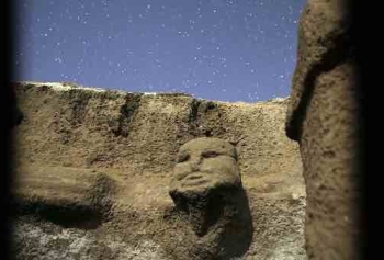 Şanlıurfa Karahantepe'de Yaklaşık 11.000 Yıllık İnsan Başı Heykeli Bulundu!