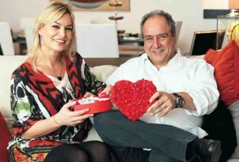 Sibel Turnagöl 12 Yıllık Eşi Mehmet Çelik'e Sevgililer Günü İçin Tebrik Kartı Yolladı! 