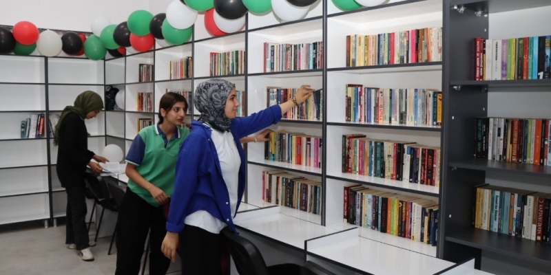 Kitap aşkıyla yola çıktılar, kütüphane kurdular