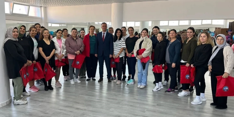 Başkan Ercan’dan sabah sporuna katılan kadınlara sürpriz hediye