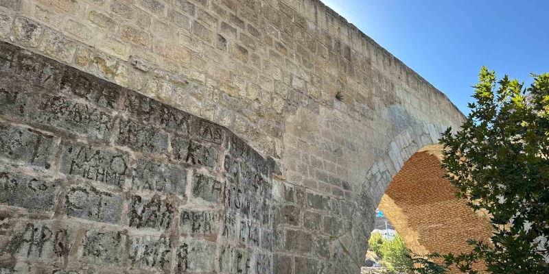 Tarih gözler önünde yok oluyor: Artuklular dönemindeki Haburman köprüsüne isimlerini kazdılar