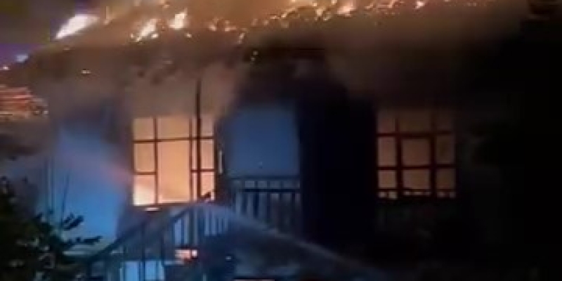 Gümüşhacıköy’de yangında 2 ev zarar gördü