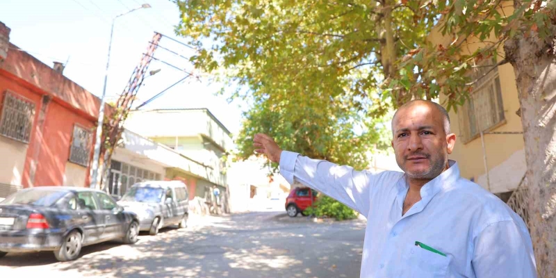 Kahramanmaraş’ta kamyonun çarptığı elektrik direği aylardır eğik halde duruyor