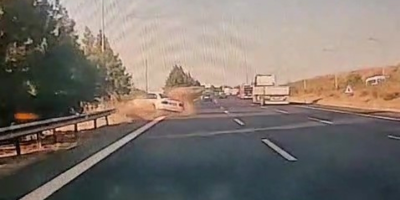 Kontrolden çıkan otomobilin bariyerlere çarpma anı görüntülendi