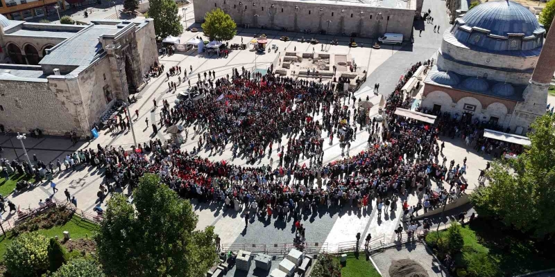 Sivaslı öğrenciler Gazze için tek vücut oldu