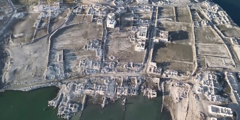 Kars’ta sular çekildi, eski köy ortaya çıktı