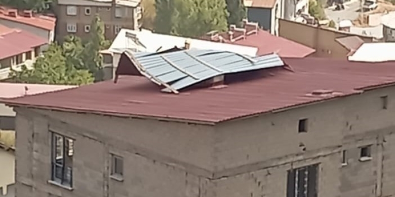 Hakkari’de şiddetli rüzgar çatılara zarar verdi