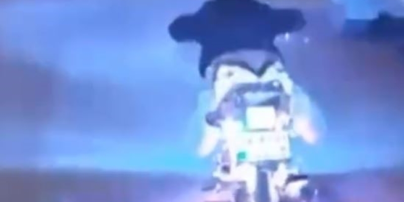 D-100’de motosikletle tehlikeli şov kamerada