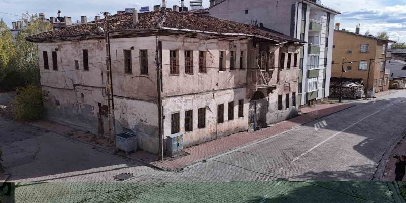 Zamana direnen asırlık konaklar, restore edilerek turizme kazandırılmayı bekliyor