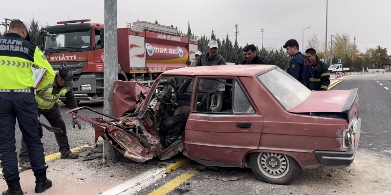 Aydınlatma direğine çarpan otomobil hurdaya döndü: 1’i ağır 2 yaralı