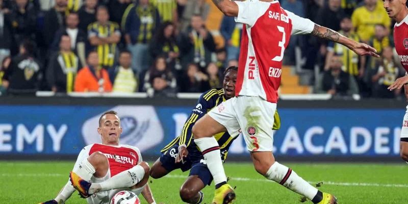 Trendyol Süper Lig: Fenerbahçe: 2 - Fatih Karagümrük: 0 (İlk yarı)