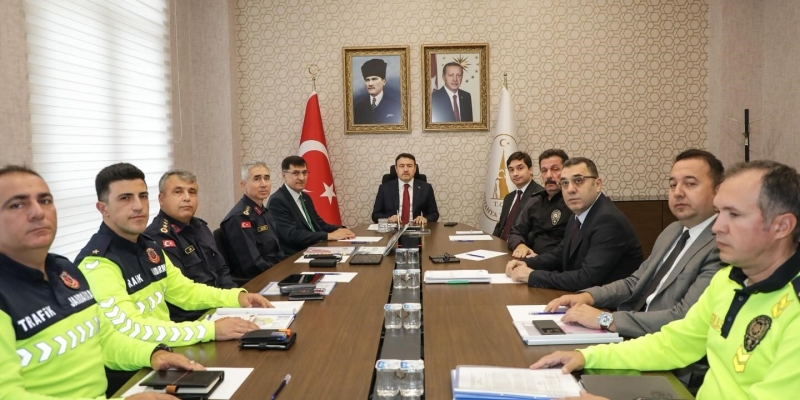 Vali Işın, ’Karayolu Trafik Güvenliği’ toplantısına katıldı