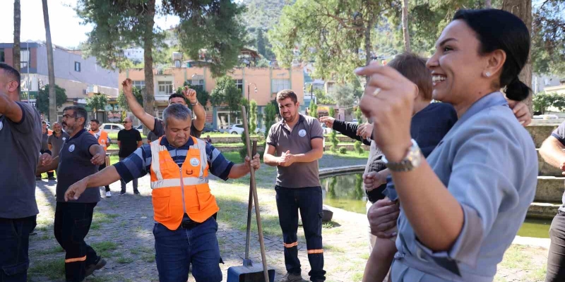Sokakları tertemiz yaptılar, prim alınca davul zurnayla teşekkür ettiler
