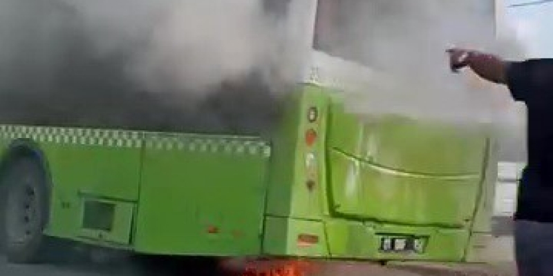 Adana’da belediye otobüsü alev alev yandı