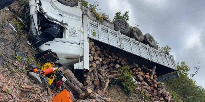 Samsun’da odun yüklü kamyon şarampole devrildi: 1 ölü