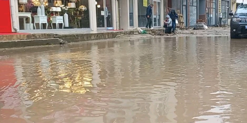Edirne’de cadde ve sokaklar sular altında kaldı, vatandaşlar ellerinde kovalarla su tahliyesi yaptı