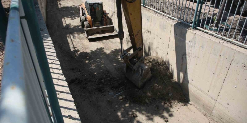 Melikgazi’de taşkın su kanalları temizleniyor