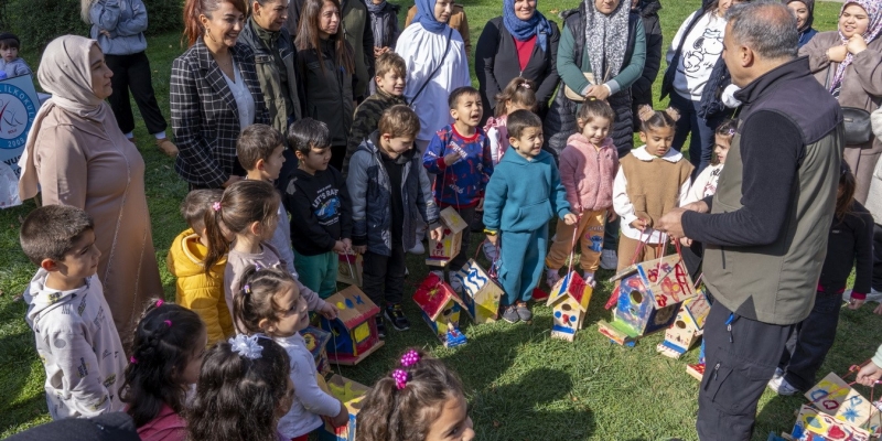 Minik ellerden kuşlara sıcak yuva