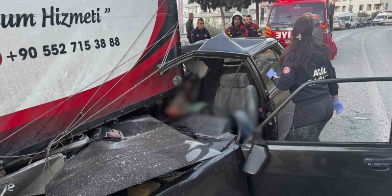 Kontrolden çıkan otomobil park halindeki kamyonete ok gibi saplandı: 1 ölü, 4 yaralı