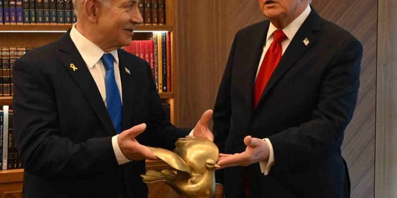 Netanyahu, Trump’a "Altın Güvercin" hediye etti