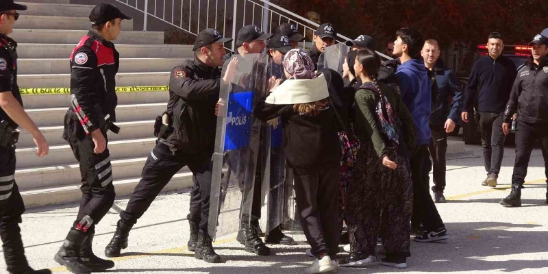 Burdur’da deprem tatbikatında öğrencilerin oyunculuğu gerçeği aratmadı