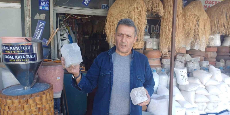 Pakistan’dan getirdiği tuzla yemeklere lezzet katıyor